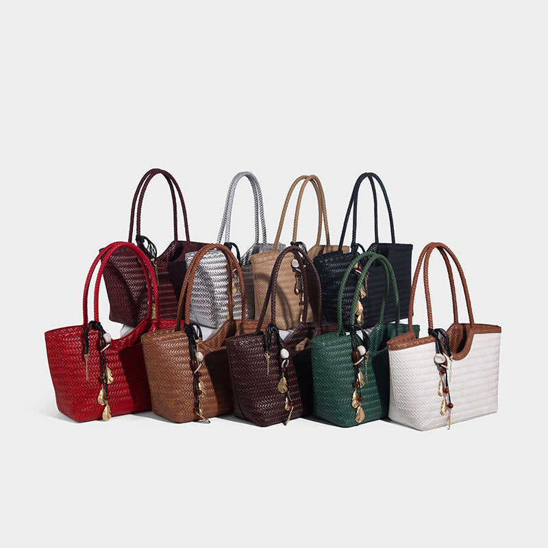 Large-capacity commuter woven bag for women, 2027 new style, high-end vegetable basket bag, fashionable and versatile tote bag